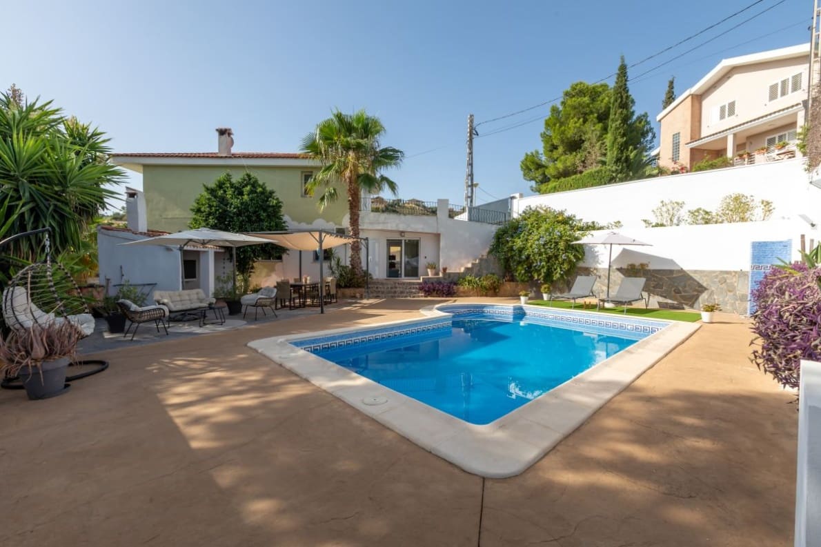 4 soveværelse Villa til salg i Chiva med swimmingpool garage - € 359.000 (Ref: 10057414)