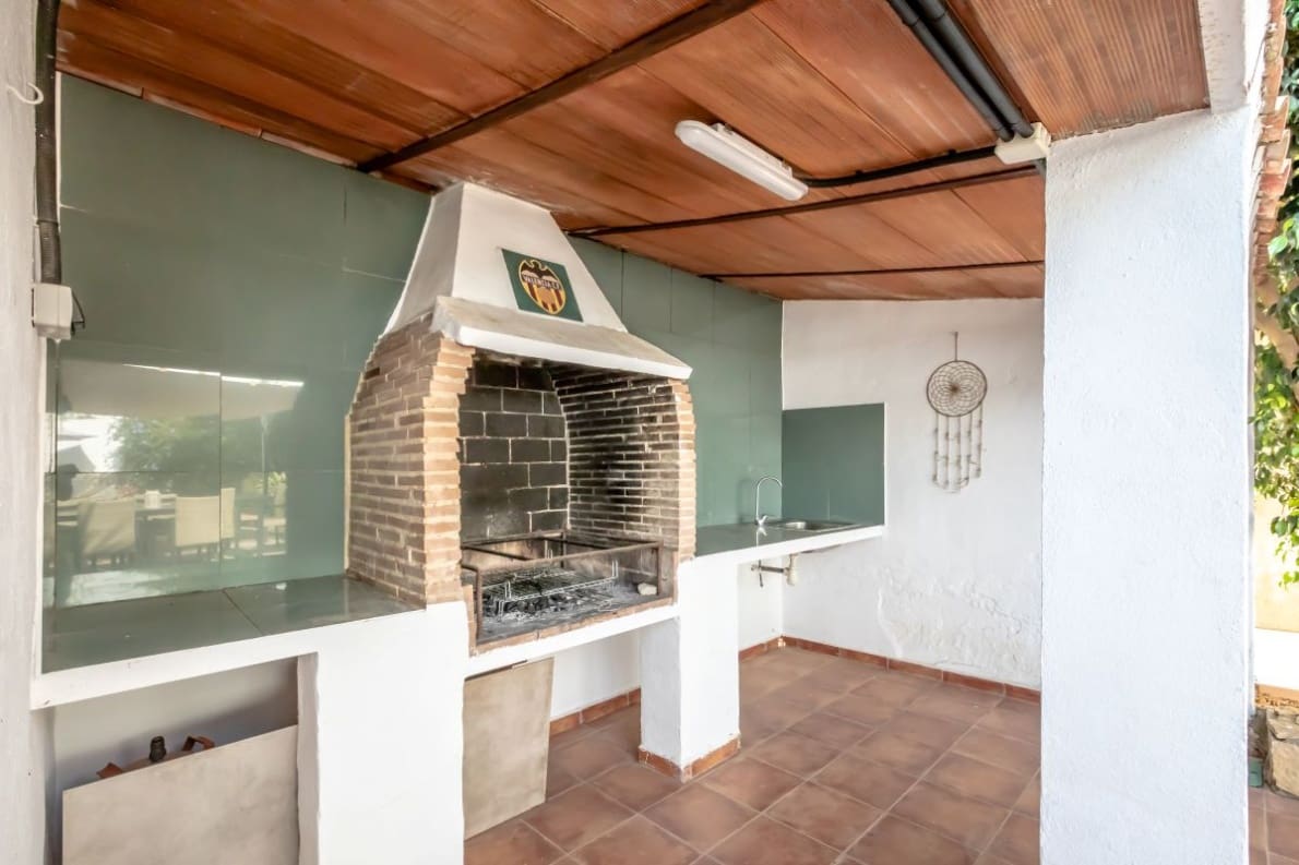 4 soveværelse Villa til salg i Chiva med swimmingpool garage - € 359.000 (Ref: 10057414)