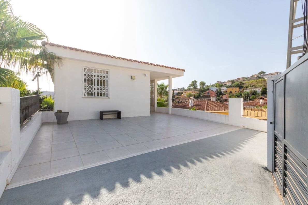 4 soveværelse Villa til salg i Chiva med swimmingpool garage - € 359.000 (Ref: 10057414)