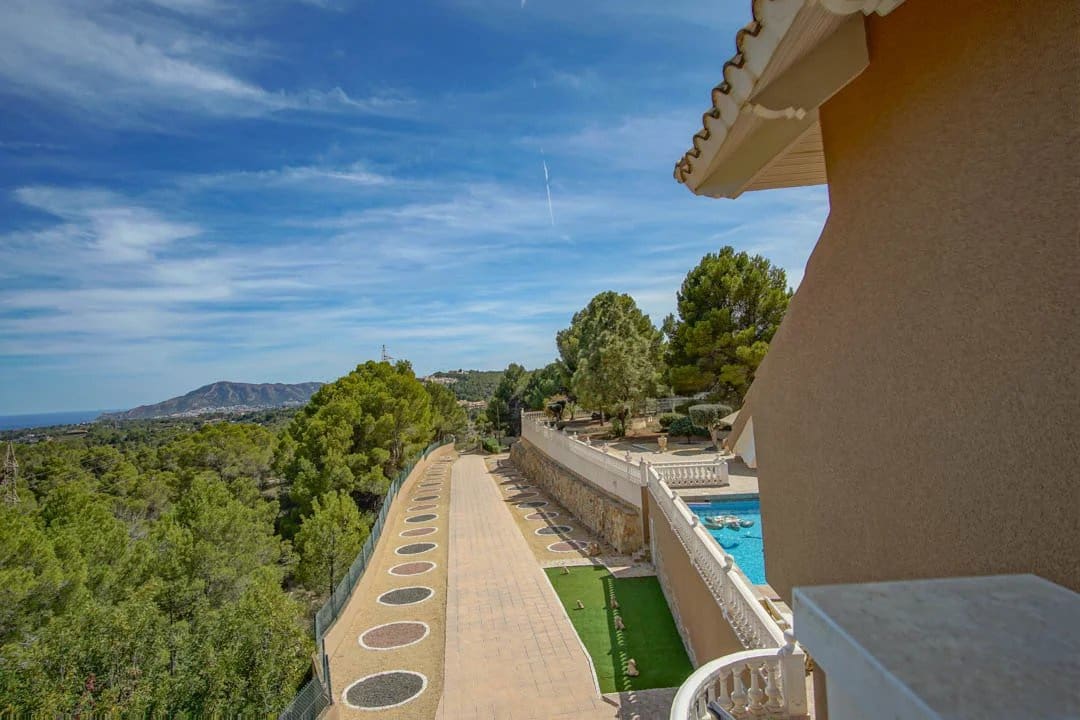 8 slaapkamer Villa te koop in La Nucia met zwembad - € 2.500.000 (Ref: 10045655)