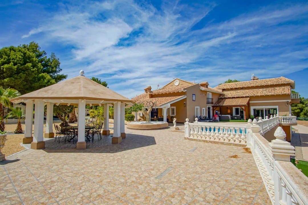 8 slaapkamer Villa te koop in La Nucia met zwembad - € 2.500.000 (Ref: 10045655)