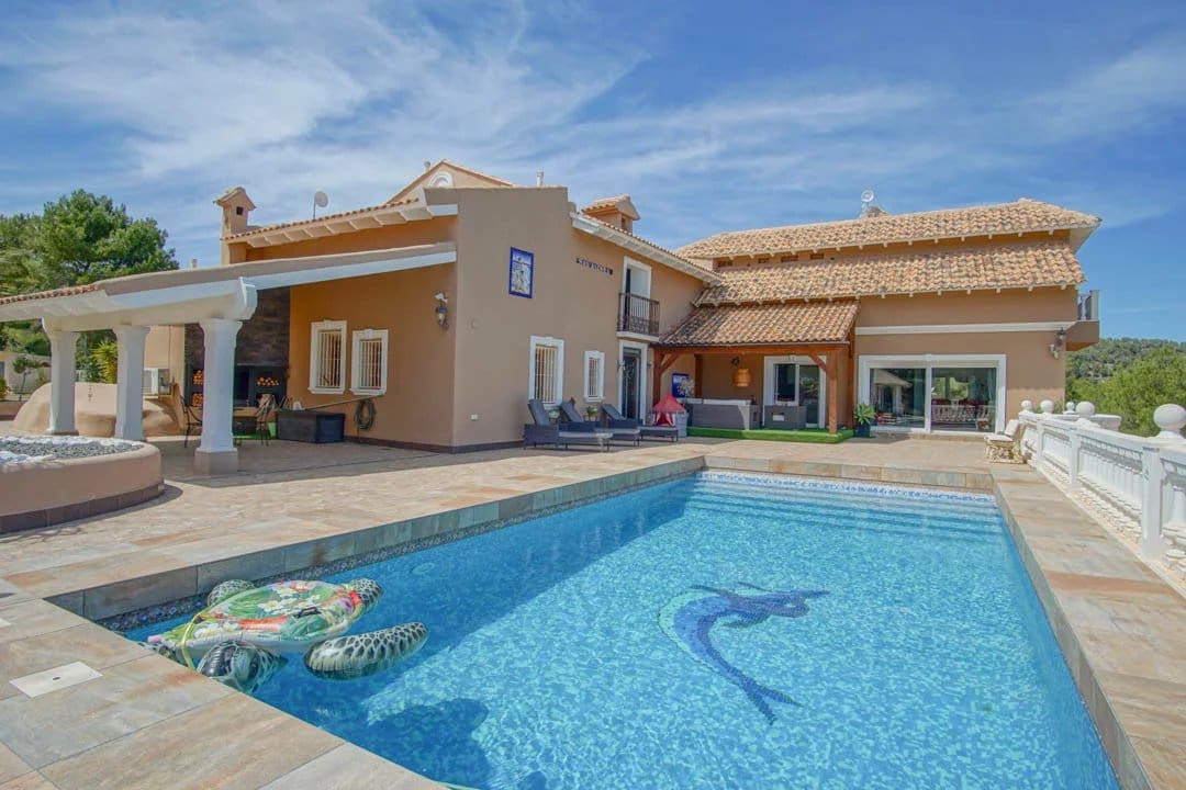 8 slaapkamer Villa te koop in La Nucia met zwembad - € 2.500.000 (Ref: 10045655)
