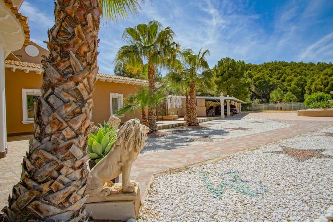 8 slaapkamer Villa te koop in La Nucia met zwembad - € 2.500.000 (Ref: 10045655)