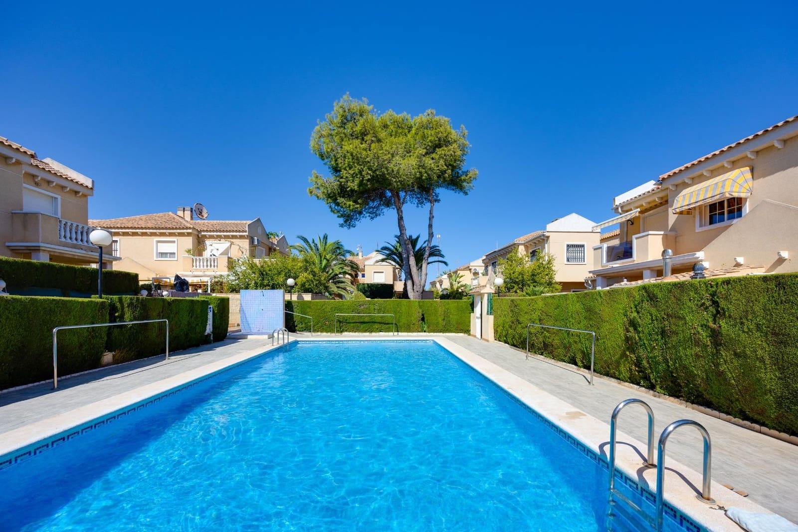 4 chambre Villa/Maison à vendre à Torrevieja avec piscine garage - 359 900 € (Ref: 10067944)