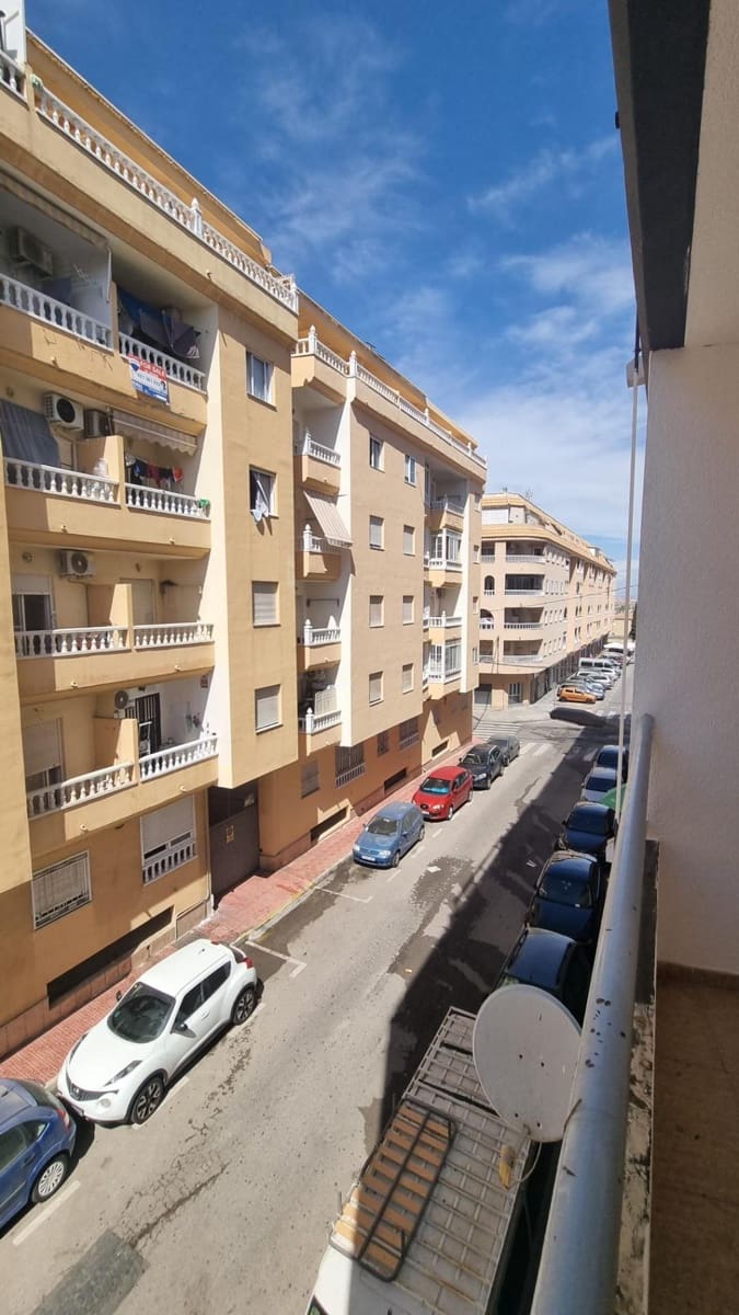 2 soveværelse Lejlighed til salg i Torrevieja med swimmingpool - € 109.000 (Ref: 10115878)