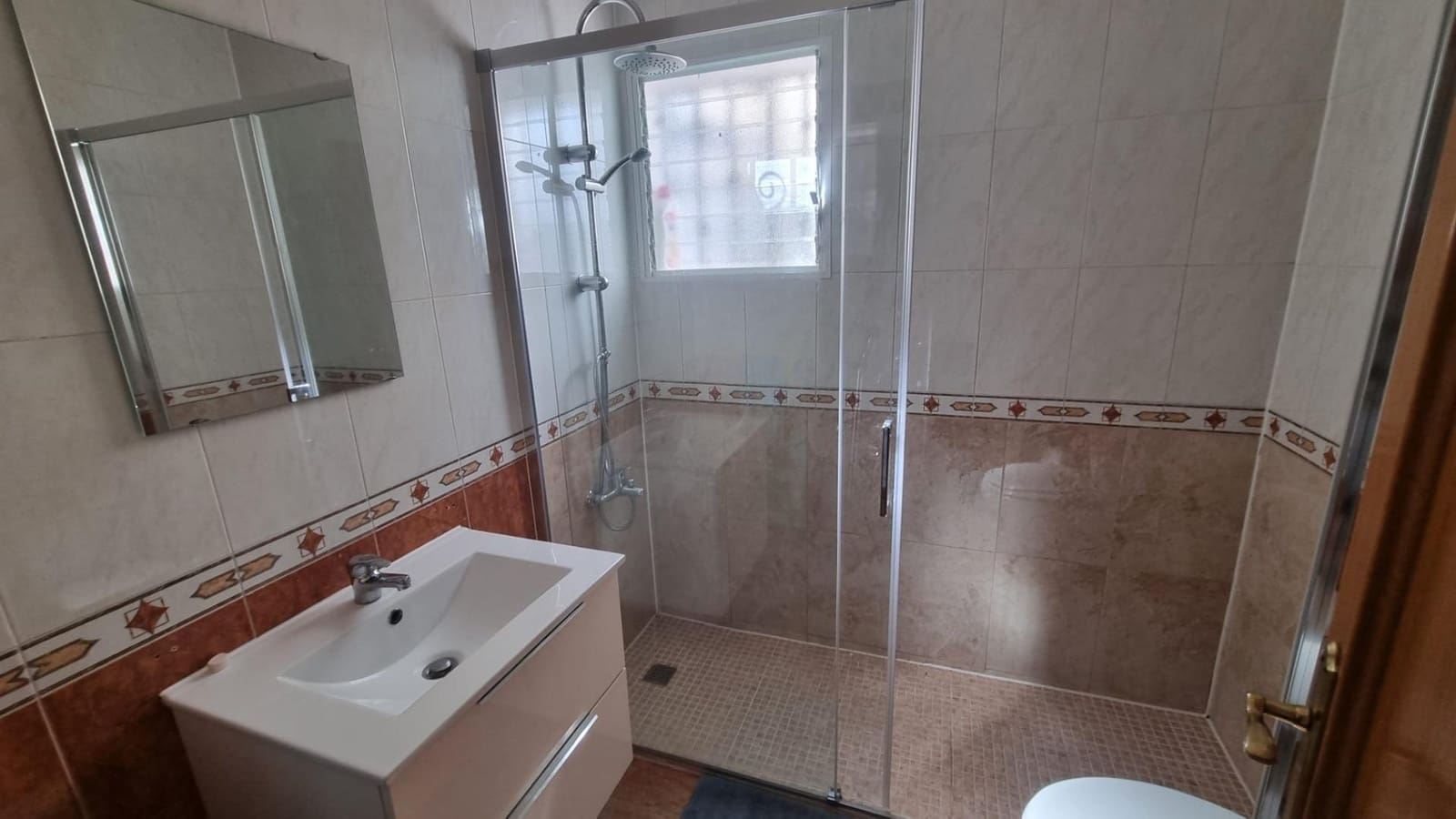 3 soverom Kjedet enebolig til salgs i Guardamar del Segura med svømmebasseng garasje - € 199 000 (Ref: 10159694)