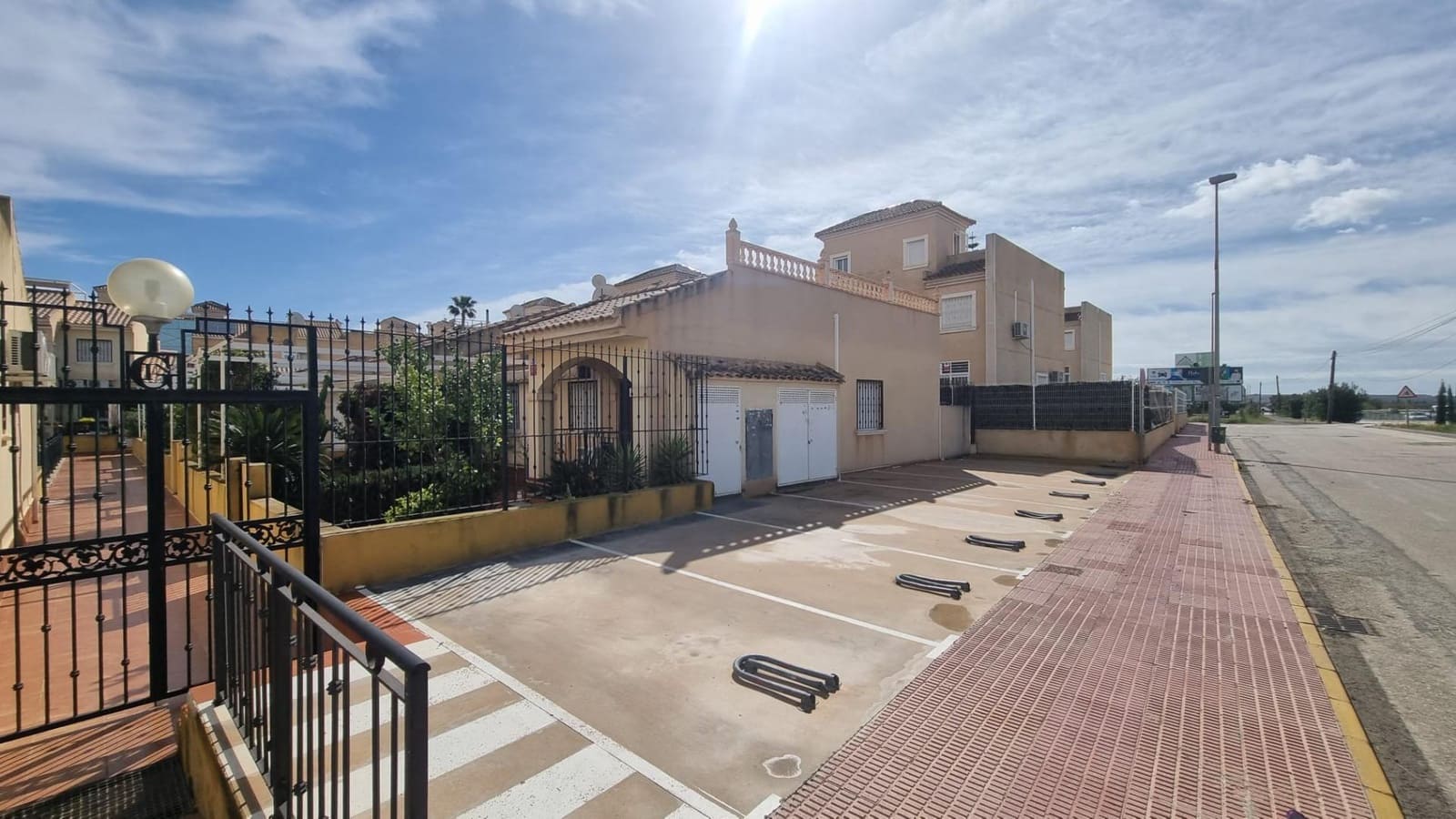 3 soverom Kjedet enebolig til salgs i Guardamar del Segura med svømmebasseng garasje - € 199 000 (Ref: 10159694)