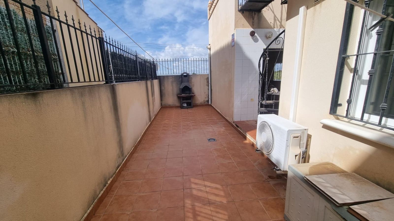 3 soverom Kjedet enebolig til salgs i Guardamar del Segura med svømmebasseng garasje - € 199 000 (Ref: 10159694)