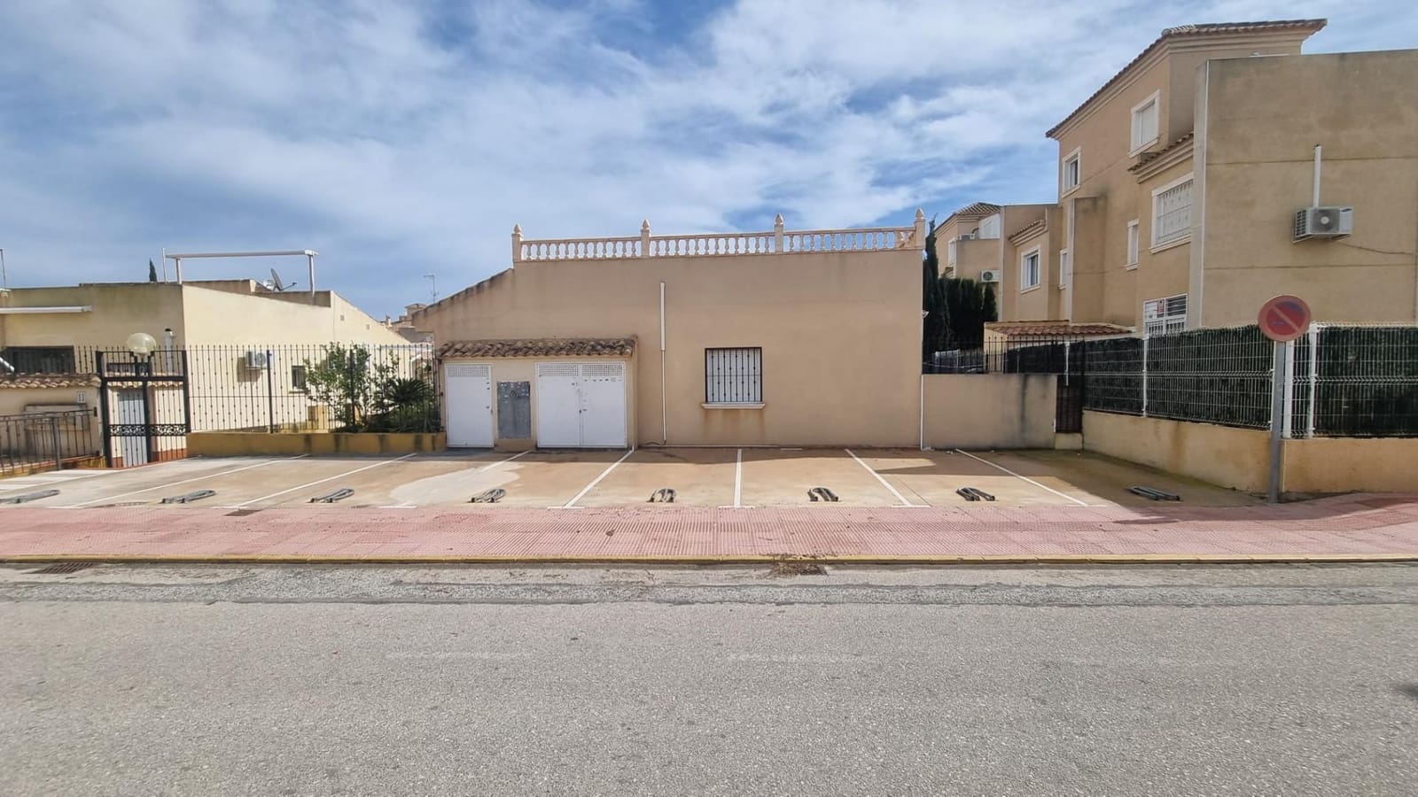 3 soverom Kjedet enebolig til salgs i Guardamar del Segura med svømmebasseng garasje - € 199 000 (Ref: 10159694)