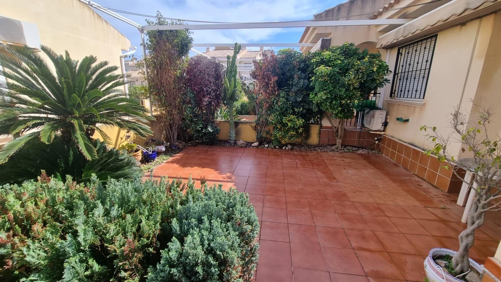 3 soverom Kjedet enebolig til salgs i Guardamar del Segura med svømmebasseng garasje - € 199 000 (Ref: 10159694)