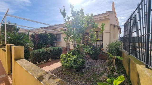 3 soverom Kjedet enebolig til salgs i Guardamar del Segura med svømmebasseng garasje - € 199 000 (Ref: 10159694)
