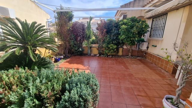 3 soverom Kjedet enebolig til salgs i Guardamar del Segura med svømmebasseng garasje - € 199 000 (Ref: 10159694)