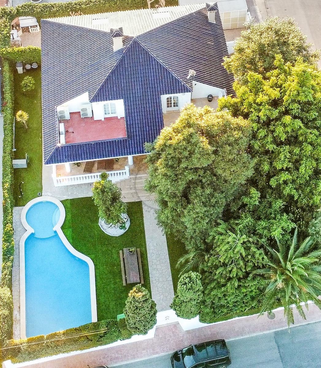 4 soverom Villa til salgs i Torrevieja med svømmebasseng garasje - € 890 000 (Ref: 8146308)