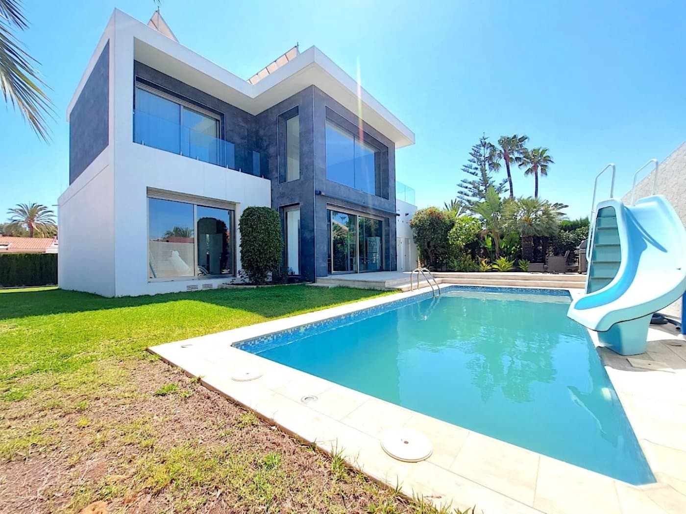 3 soveværelse Villa til salg i Torrevieja med swimmingpool garage - € 679.000 (Ref: 9029880)