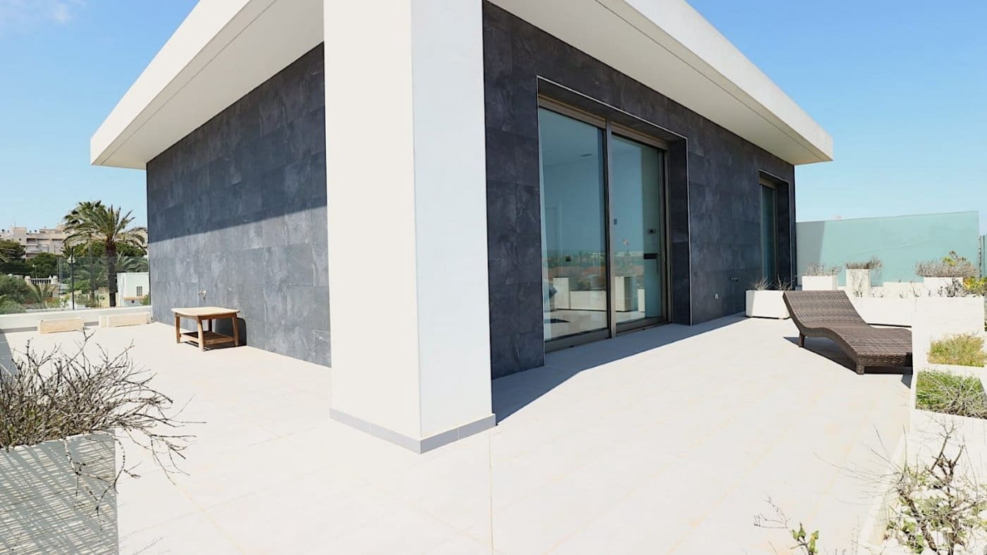 3 soveværelse Villa til salg i Torrevieja med swimmingpool garage - € 679.000 (Ref: 9029880)