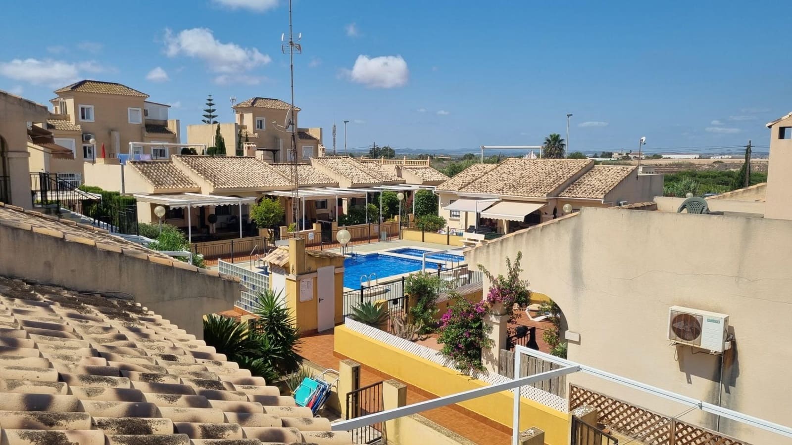 3 soveværelse Semi-Rækkehus til salg i Guardamar del Segura med swimmingpool - € 233.000 (Ref: 9173397)