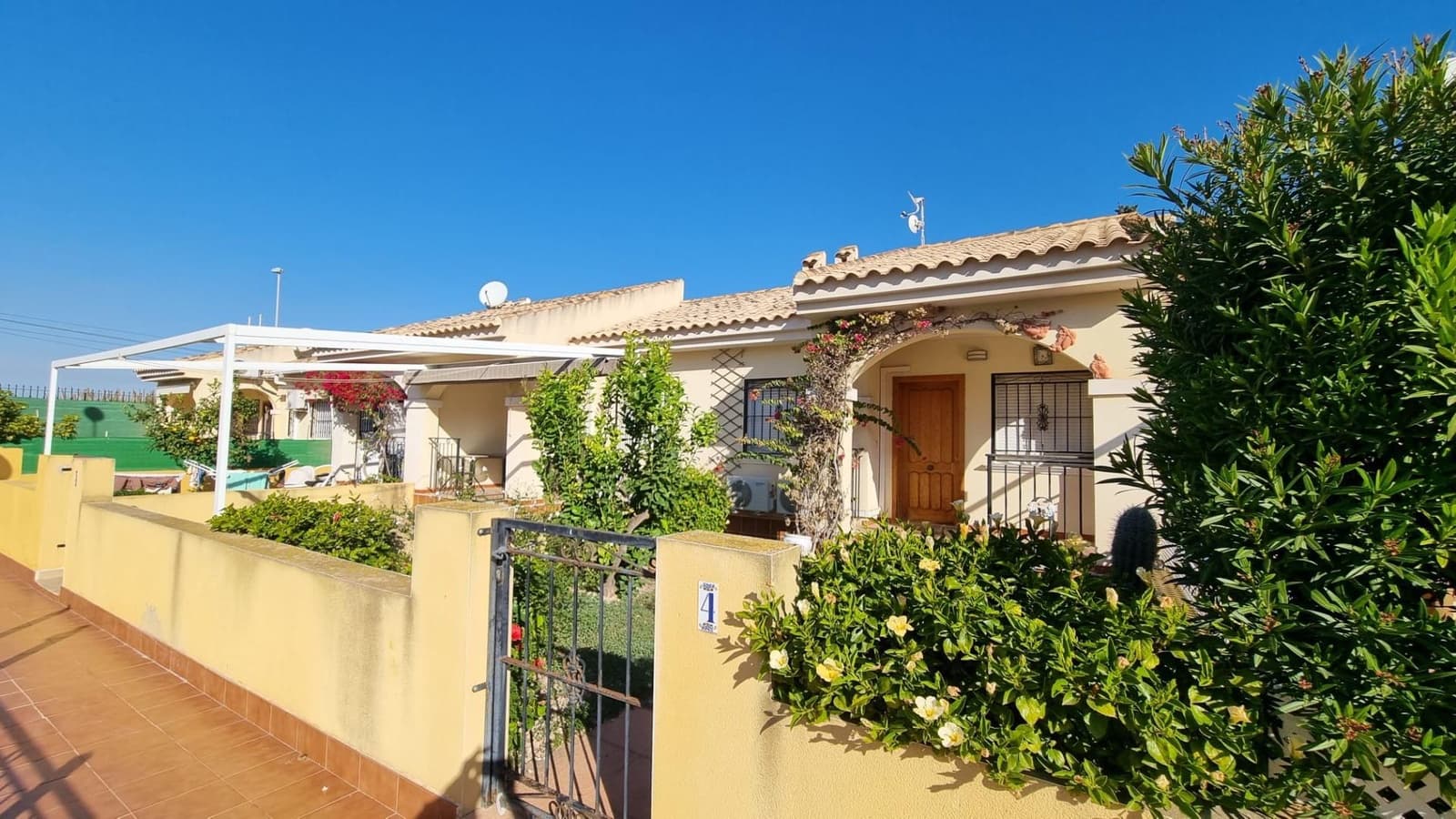 3 soveværelse Semi-Rækkehus til salg i Guardamar del Segura med swimmingpool - € 233.000 (Ref: 9173397)