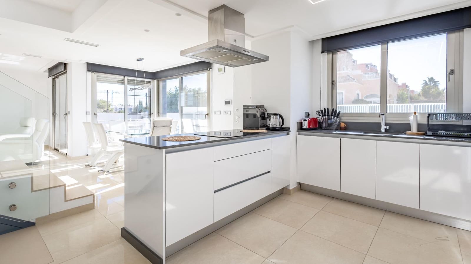 Chalet de 4 habitaciones en Orihuela Costa en venta con piscina - 630.000 € (Ref: 9427147)