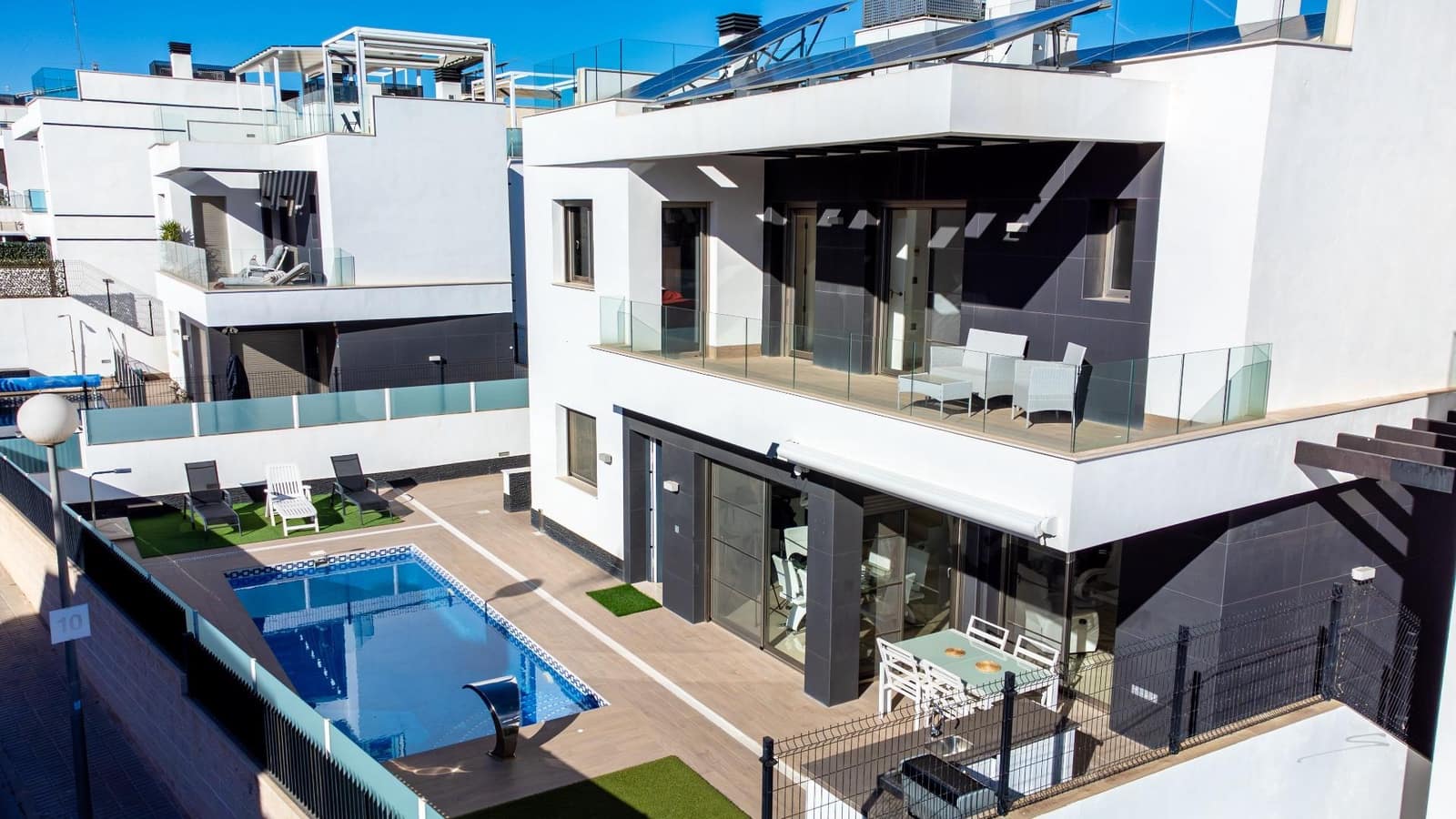 Chalet de 4 habitaciones en Orihuela Costa en venta con piscina - 630.000 € (Ref: 9427147)