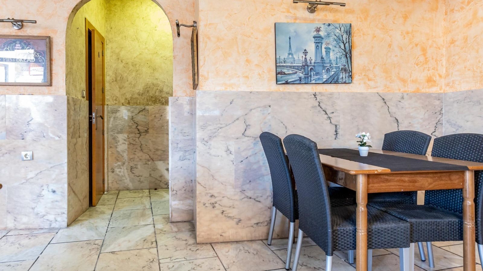 Kommersiell til salgs i Torrevieja - € 190 000 (Ref: 9472944)