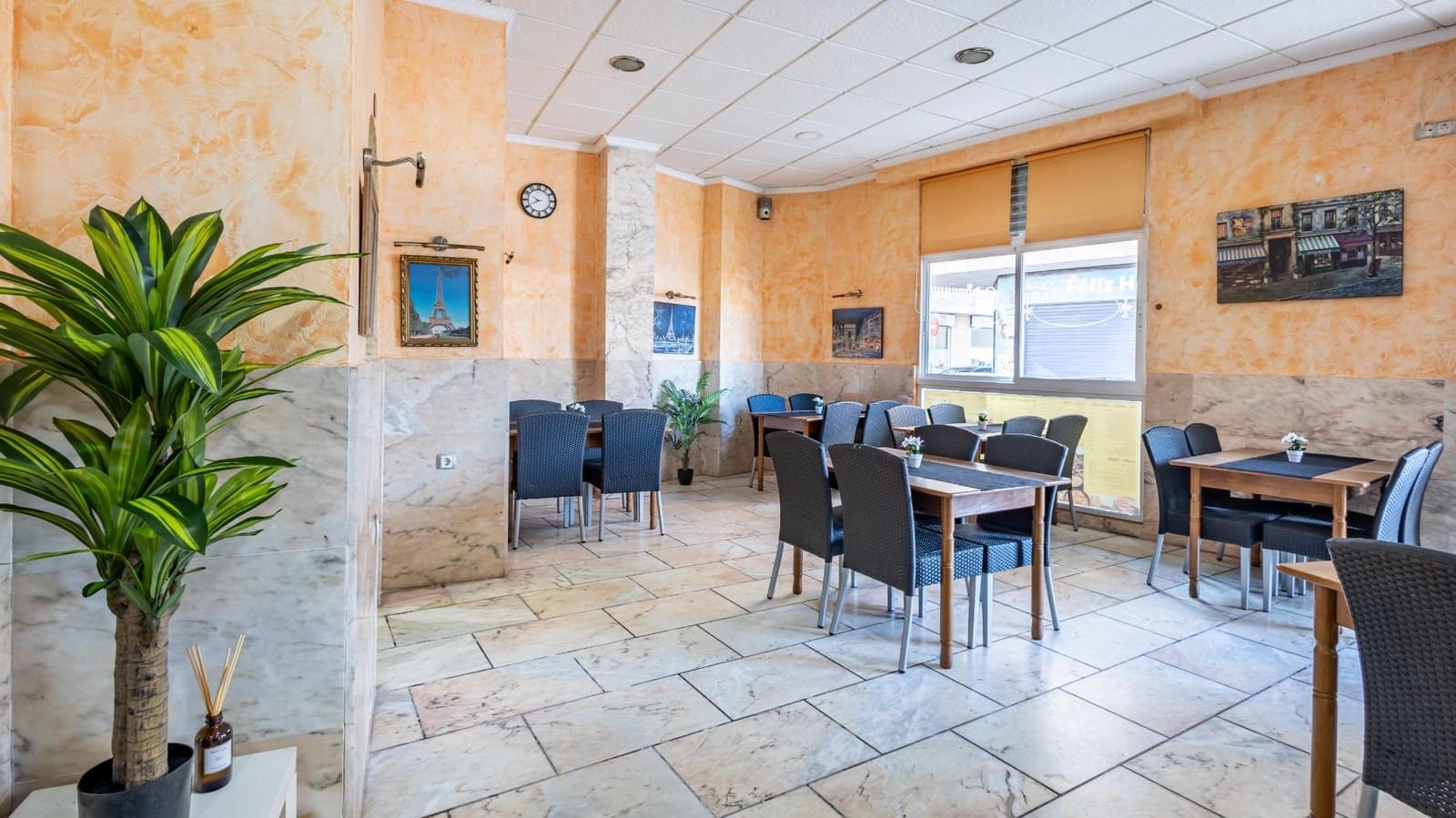 Kommersiell til salgs i Torrevieja - € 190 000 (Ref: 9472944)