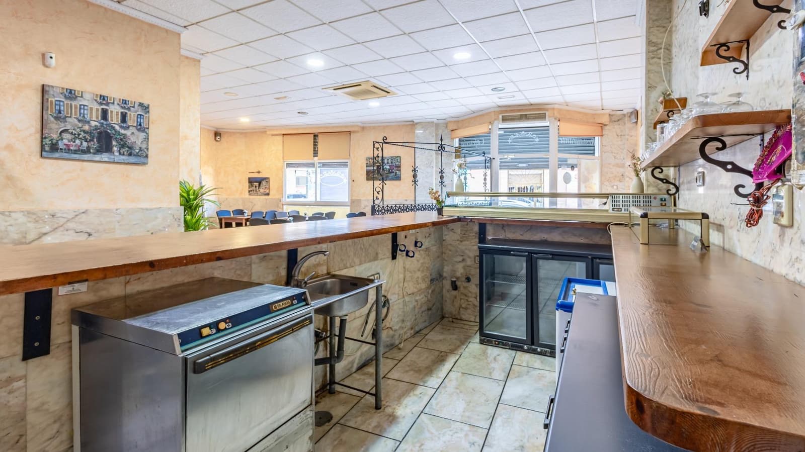 Kommersiell til salgs i Torrevieja - € 190 000 (Ref: 9472944)