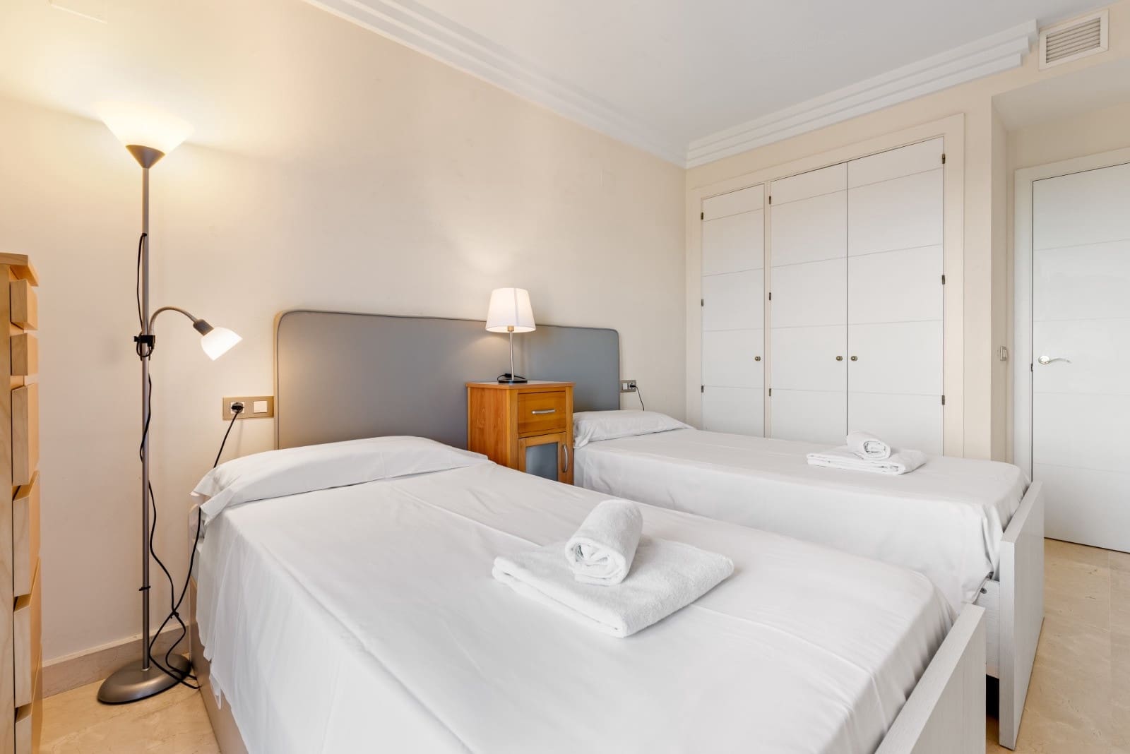 2 bedroom Apartment for sale in Benahavis with pool garage - € 480,000 (Ref: 10139391)