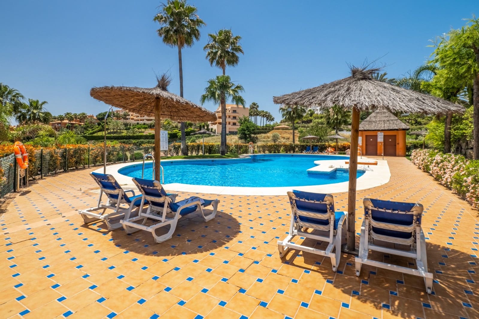 2 bedroom Apartment for sale in Benahavis with pool garage - € 480,000 (Ref: 10139391)
