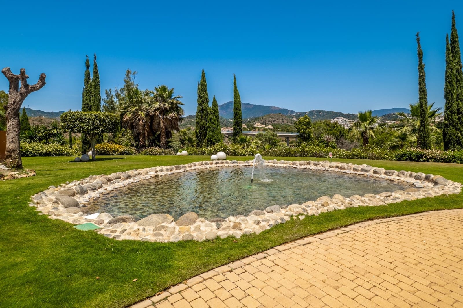 2 bedroom Apartment for sale in Benahavis with pool garage - € 480,000 (Ref: 10139391)