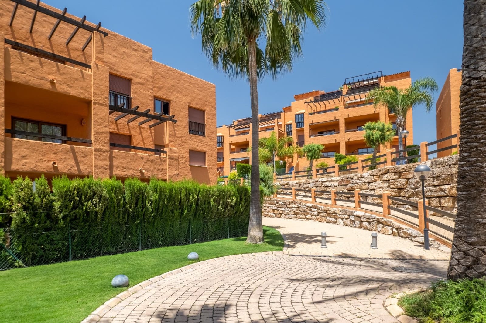 2 bedroom Apartment for sale in Benahavis with pool garage - € 480,000 (Ref: 10139391)