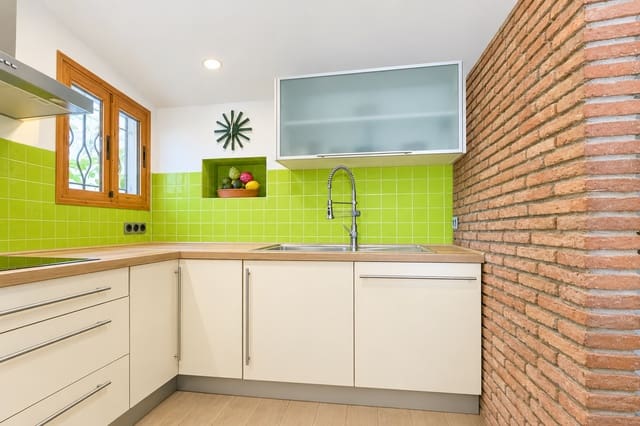 3 sovrum Semi-fristående Villa till salu i Bahía Dorada, Estepona med pool garage - 599 000 € (Ref: 10159275)