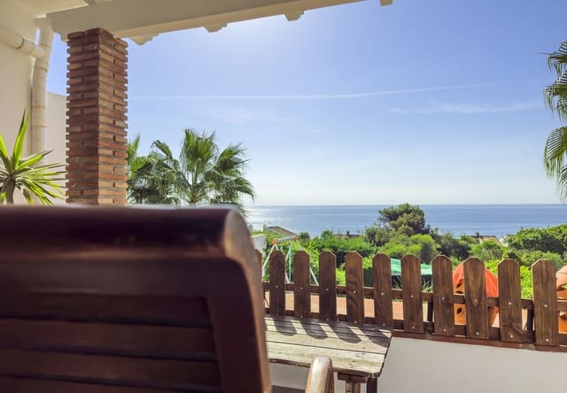 3 sovrum Semi-fristående Villa till salu i Bahía Dorada, Estepona med pool garage - 599 000 € (Ref: 10159275)