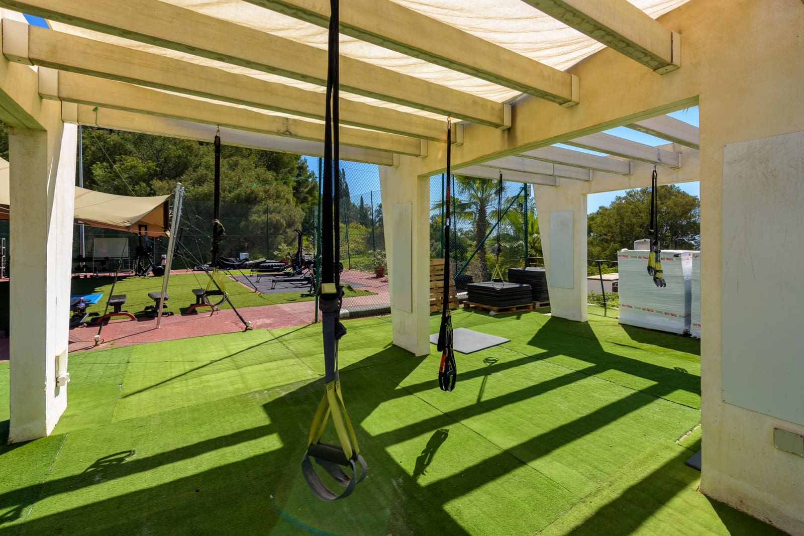 3 sypialnia Apartament na sprzedaż w Estepona z basenem garażem - 860 000 € (Ref: 8869546)