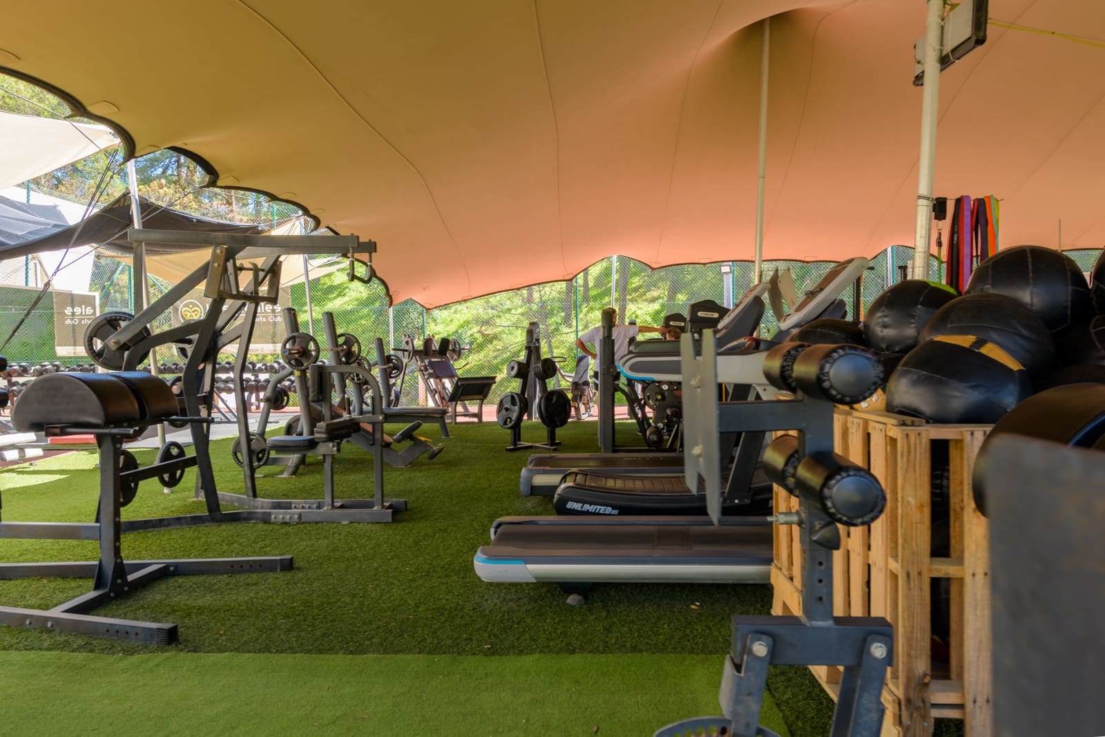 3 sypialnia Apartament na sprzedaż w Estepona z basenem garażem - 860 000 € (Ref: 8869546)