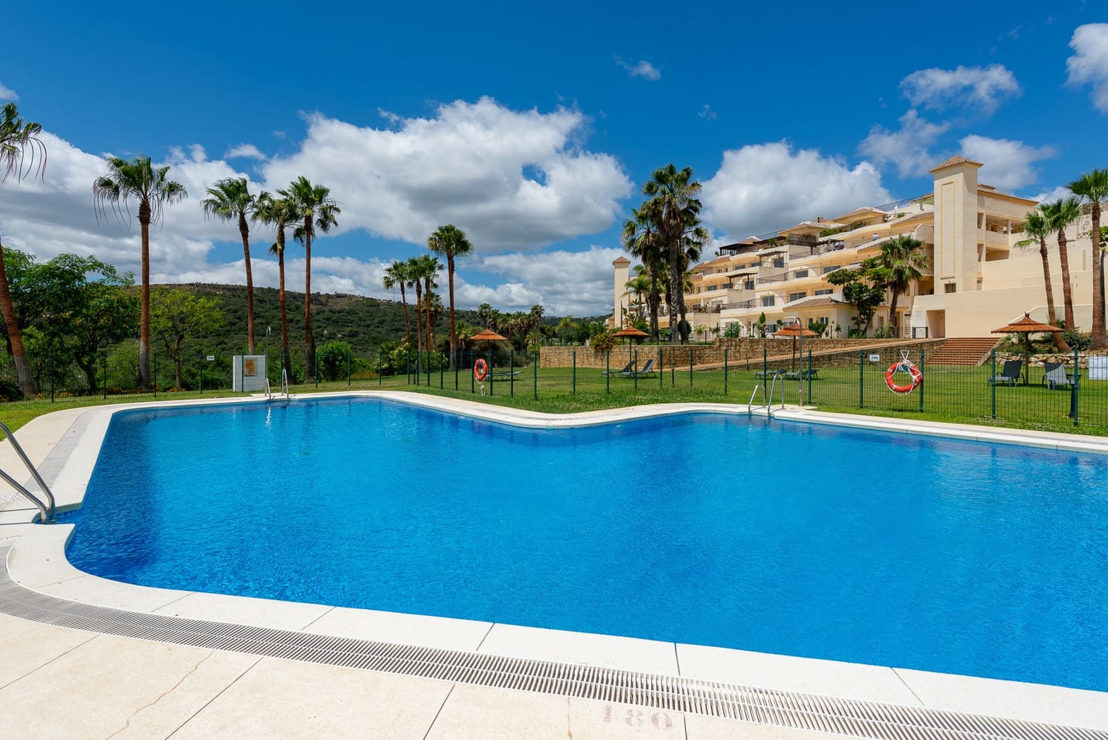 Apartamento de 3 habitaciones en Sotogrande en venta con piscina garaje - 650.000 € (Ref: 8935096)