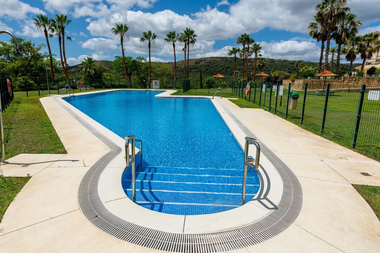 Apartamento de 3 habitaciones en Sotogrande en venta con piscina garaje - 650.000 € (Ref: 8935096)