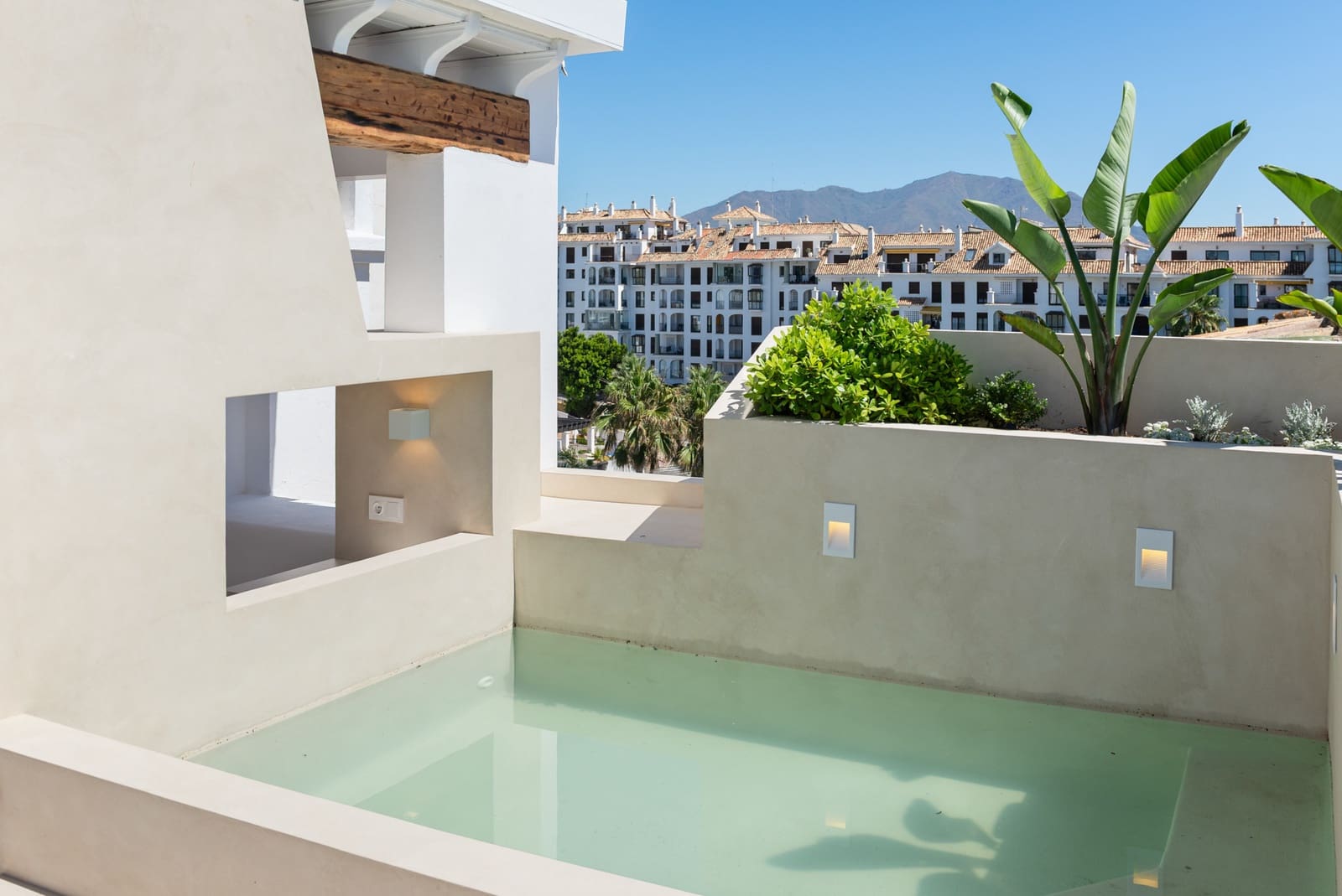 4 makuuhuone Kattohuoneisto myytävänä paikassa La Duquesa / Puerto de la Duquesa mukana uima-altaan 
autotalli - 1 290 000 € (Ref: 9026630)