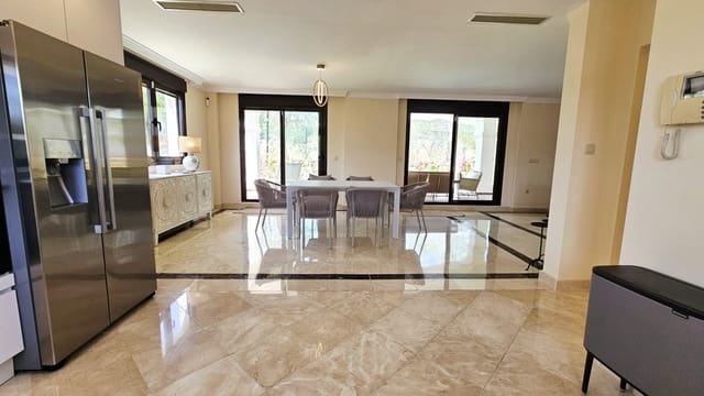 3 quarto Moradia para venda em Estepona com piscina garagem - 950 000 € (Ref: 9132269)