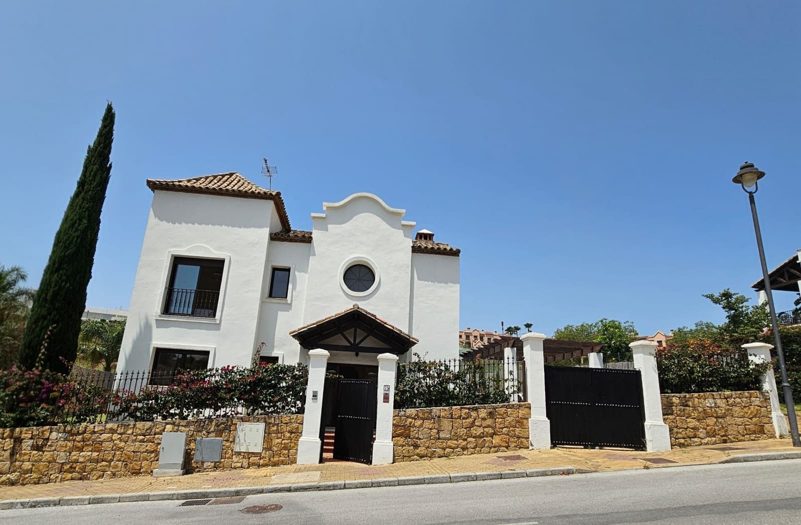 3 sovrum Villa till salu i Estepona med pool garage - 950 000 € (Ref: 9132269)