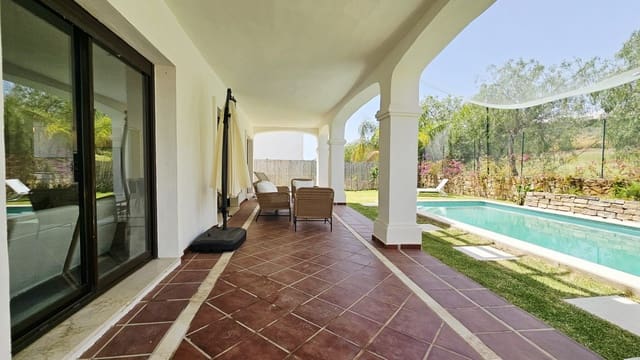 3 quarto Moradia para venda em Estepona com piscina garagem - 950 000 € (Ref: 9132269)