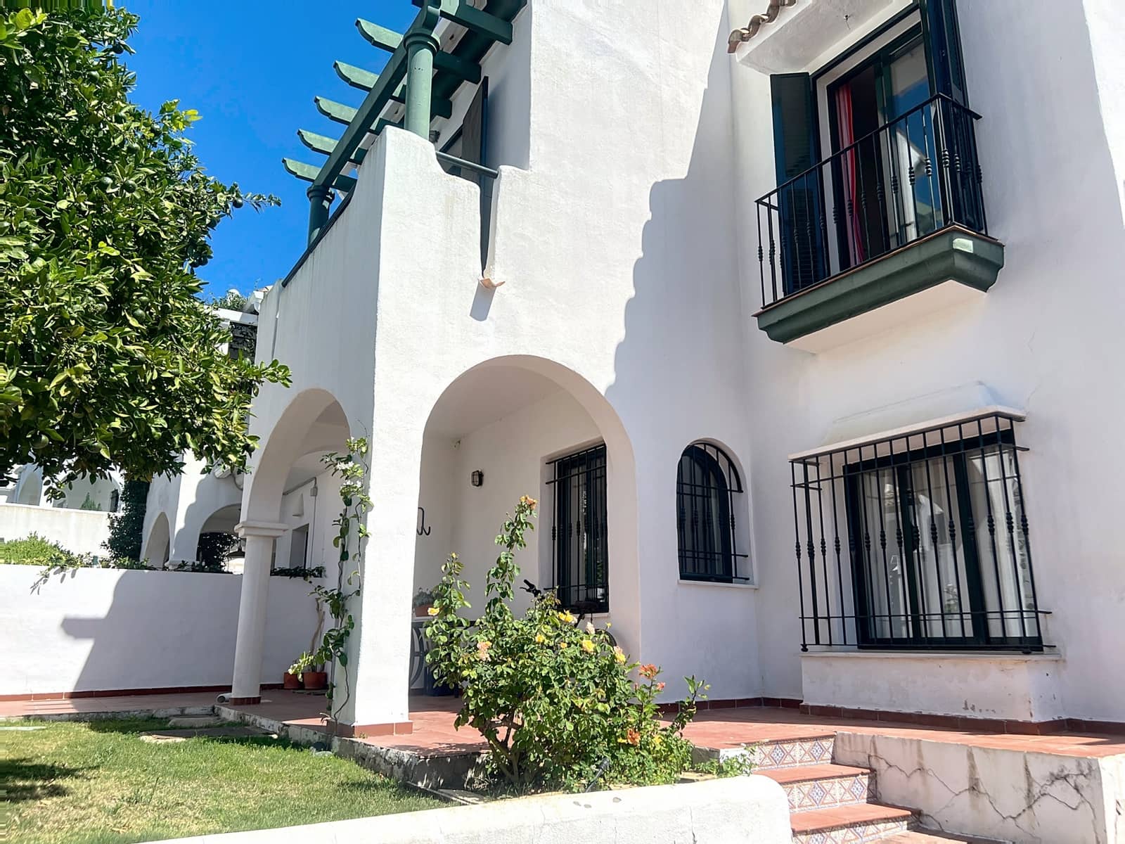 3 soveværelse Semi-Rækkehus til salg i Manilva med swimmingpool garage - € 549.000 (Ref: 9183603)