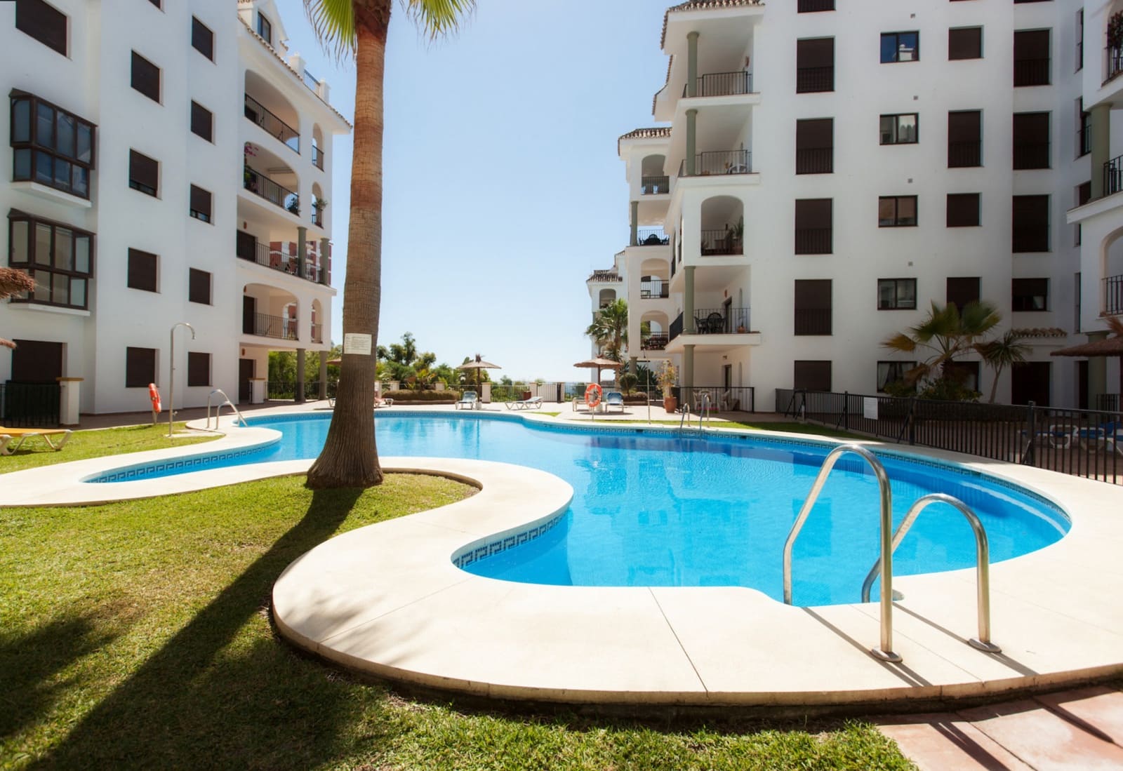 2 soveværelse Lejlighed til salg i Manilva med swimmingpool garage - € 359.000 (Ref: 9294248)