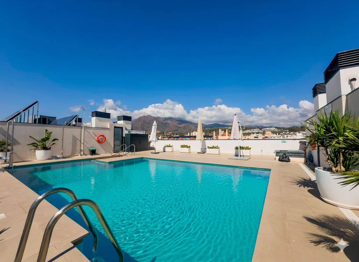 2 soveværelse Penthouse til salg i Estepona med swimmingpool garage - € 1.499.000 (Ref: 9317665)