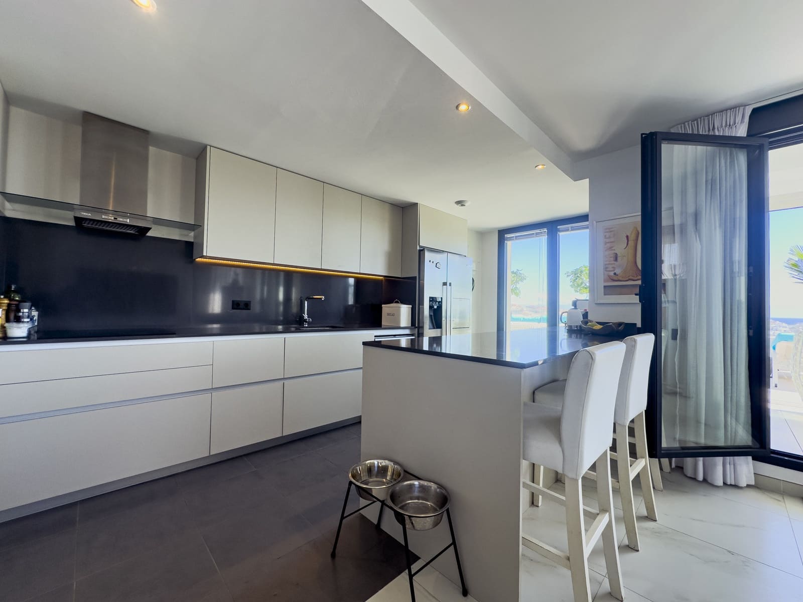 2 soveværelse Penthouse til salg i Estepona med swimmingpool garage - € 1.499.000 (Ref: 9317665)