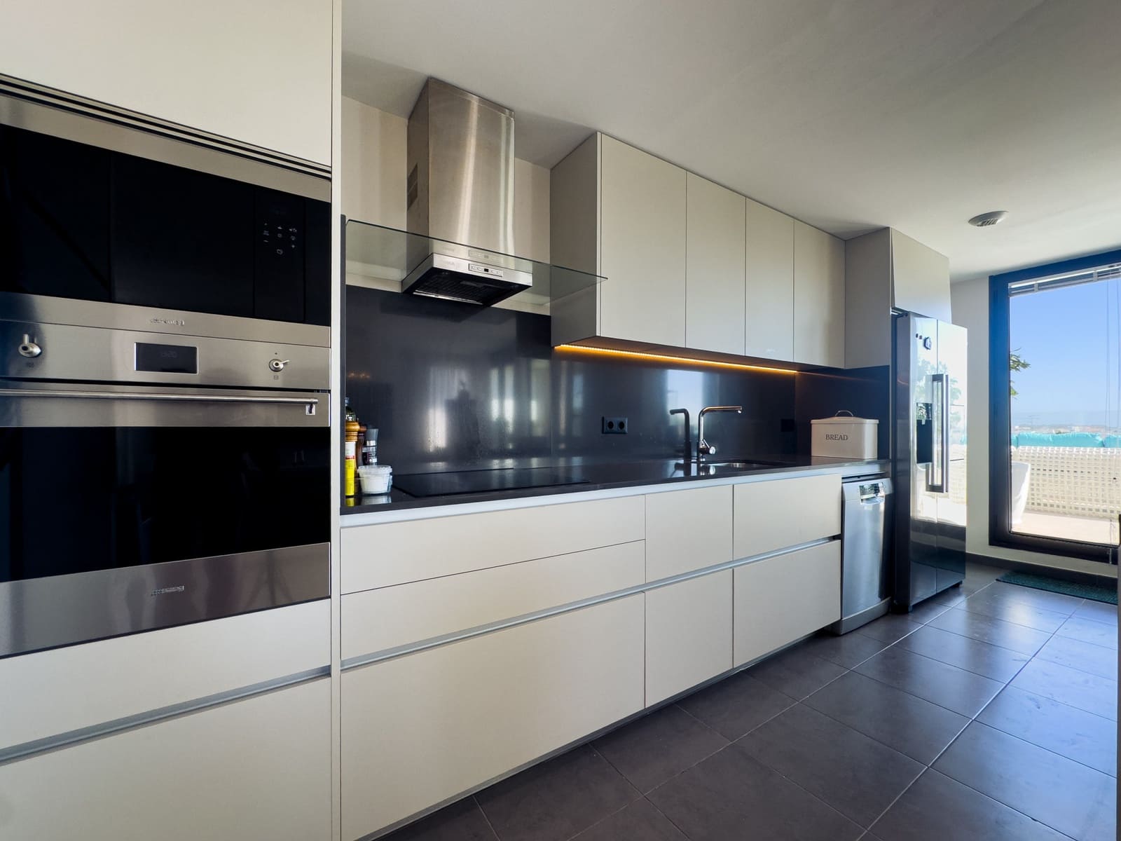 2 soveværelse Penthouse til salg i Estepona med swimmingpool garage - € 1.499.000 (Ref: 9317665)