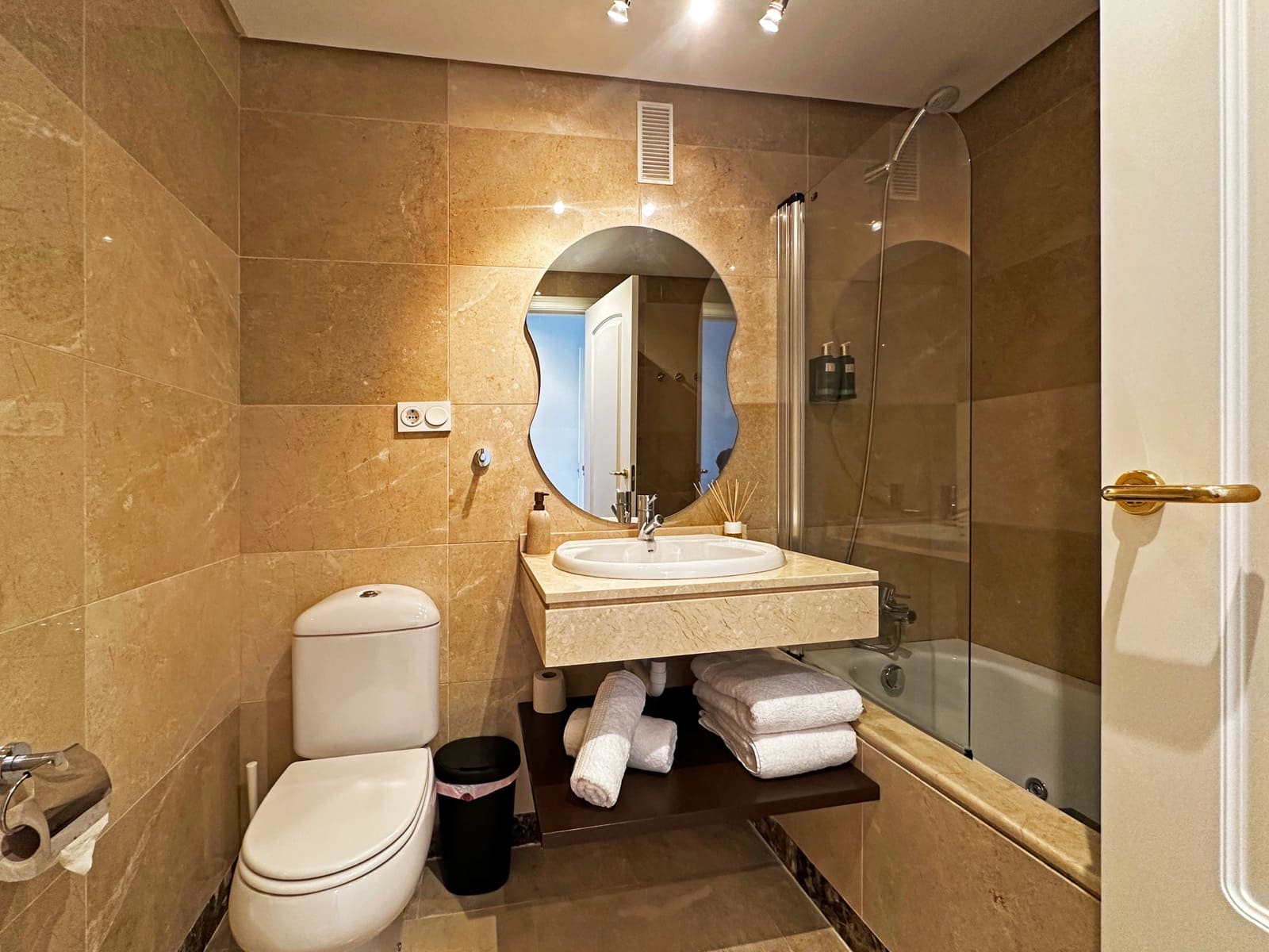 2 bedroom Apartment for sale in Manilva with pool garage - € 334,000 (Ref: 9349317)