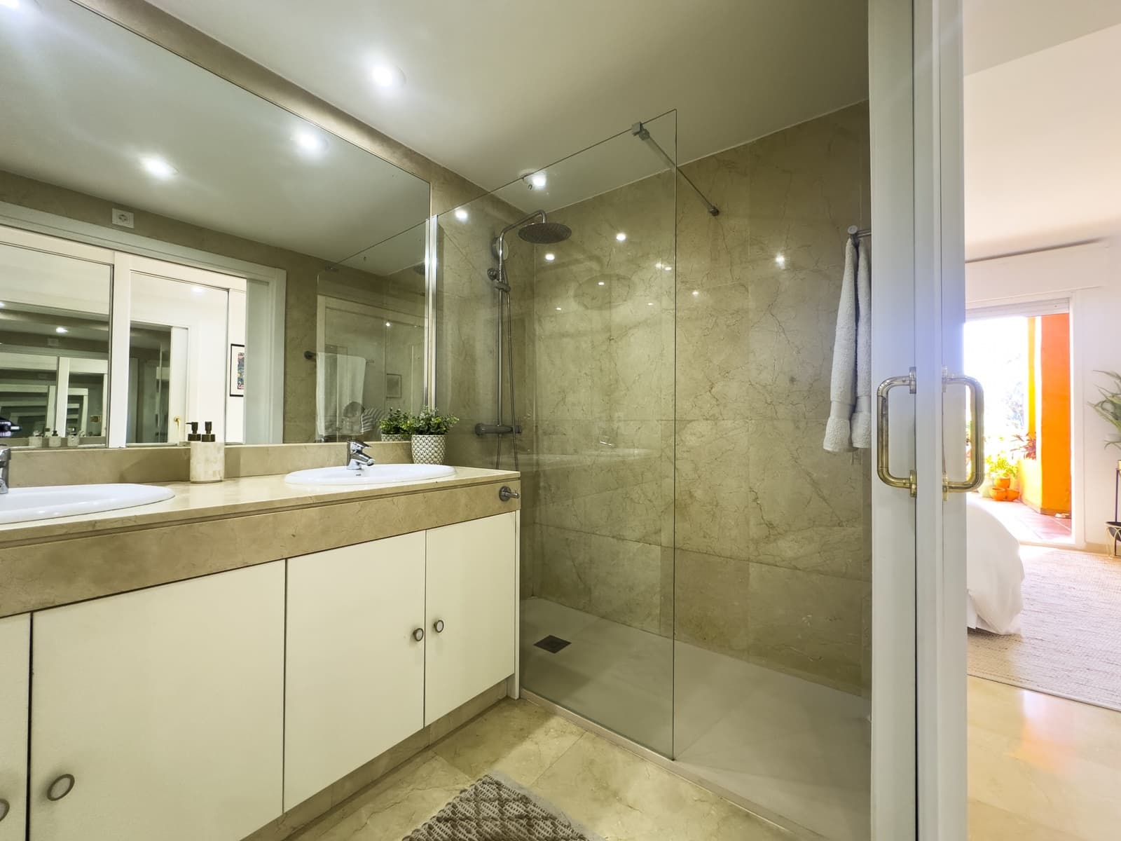 Apartamento de 3 habitaciones en Manilva en venta con piscina garaje - 595.000 € (Ref: 9395869)