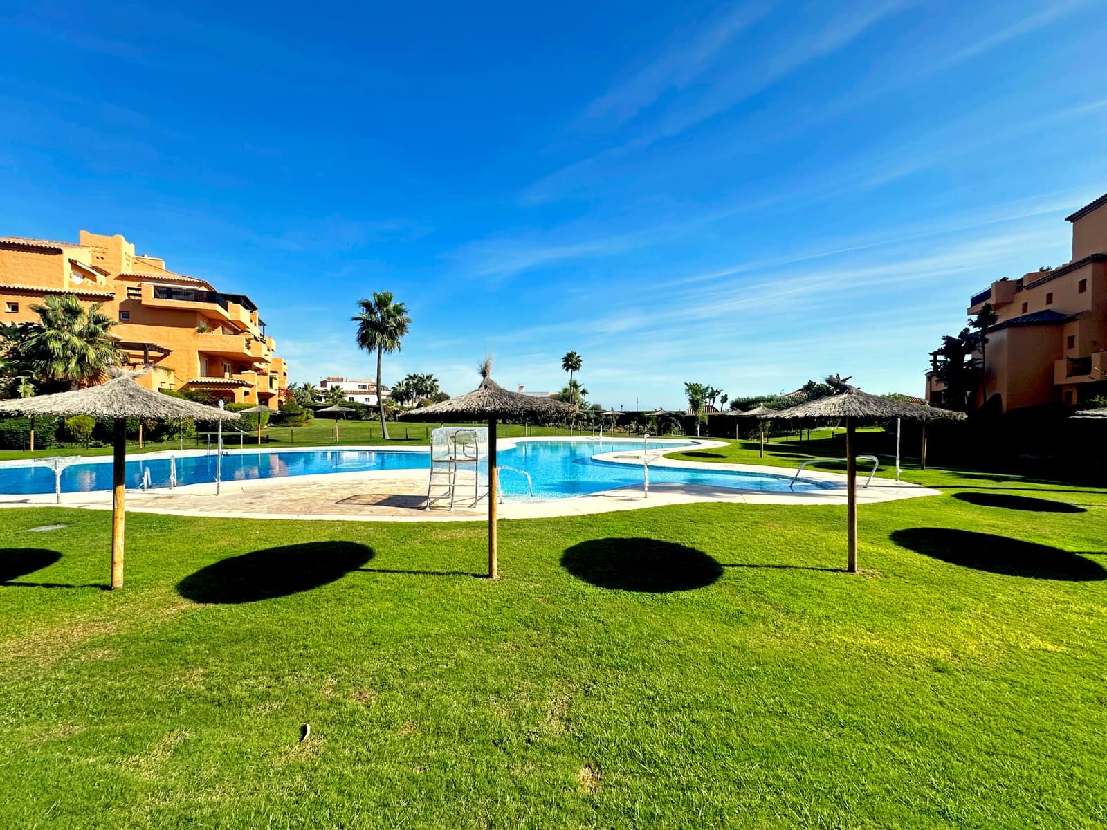 Apartamento de 3 habitaciones en Manilva en venta con piscina garaje - 595.000 € (Ref: 9395869)