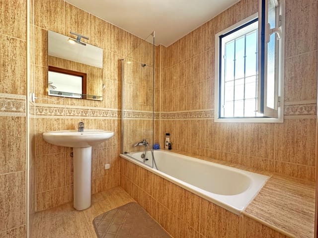 3 soveværelse Byhus til salg i Estepona med swimmingpool garage - € 655.000 (Ref: 9410838)