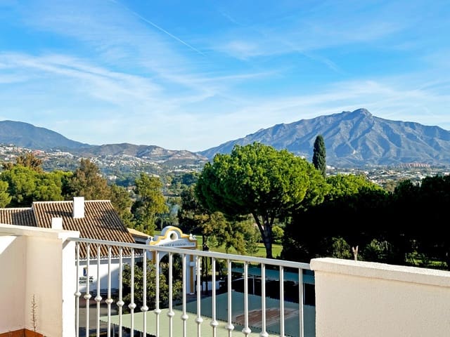 3 soveværelse Byhus til salg i Estepona med swimmingpool garage - € 655.000 (Ref: 9410838)